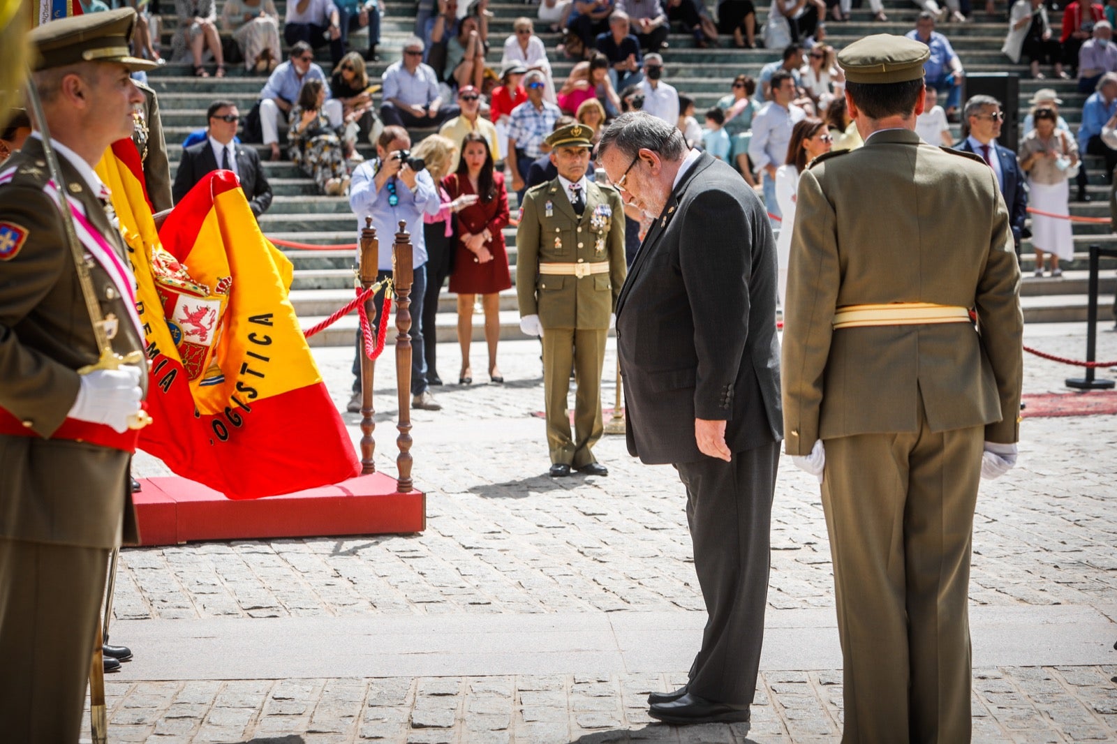 Más de 300 granadinos han llevado a cabo el juramento en la explanada del Palacio de Congresos.