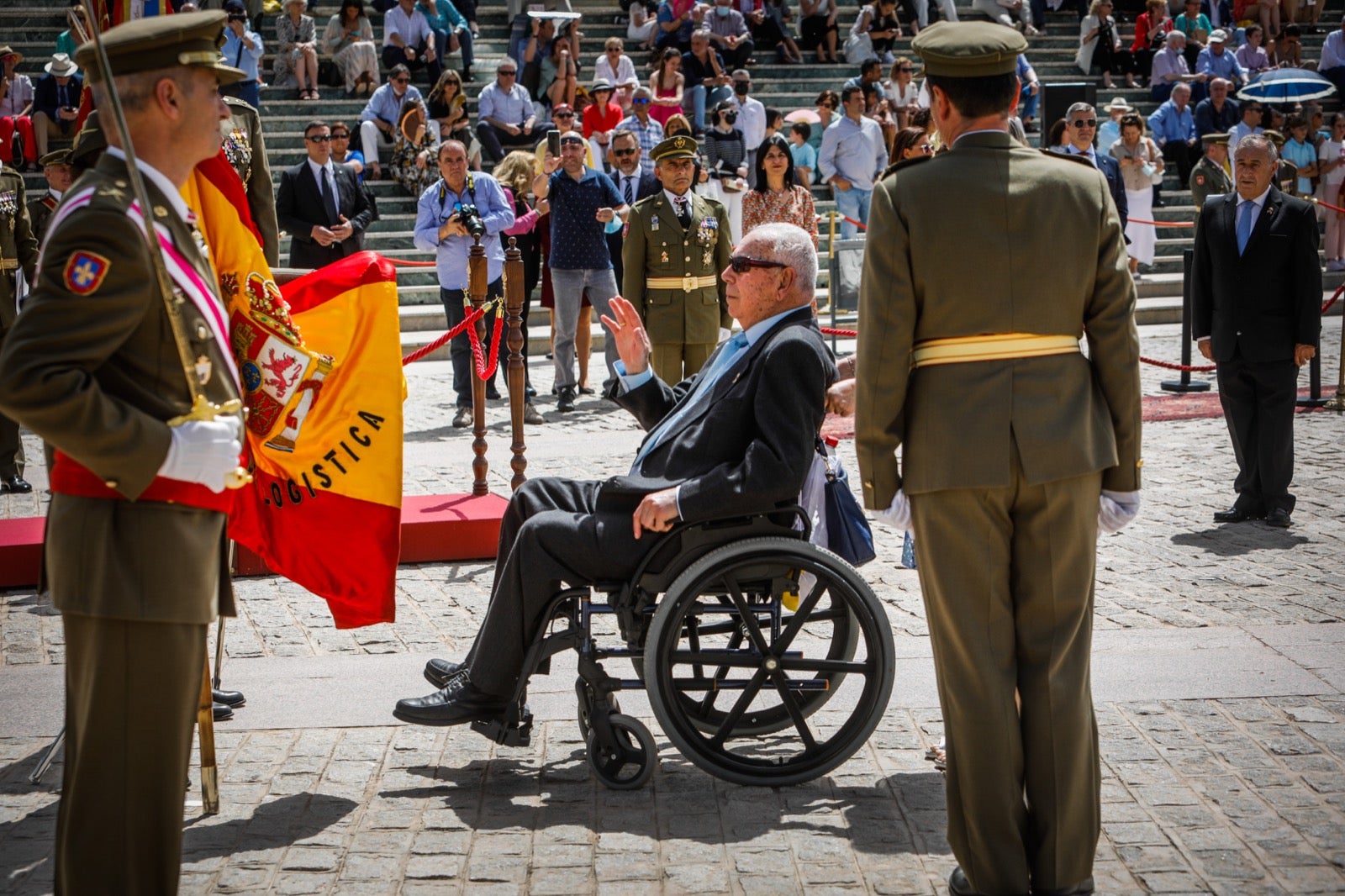 Más de 300 granadinos han llevado a cabo el juramento en la explanada del Palacio de Congresos.