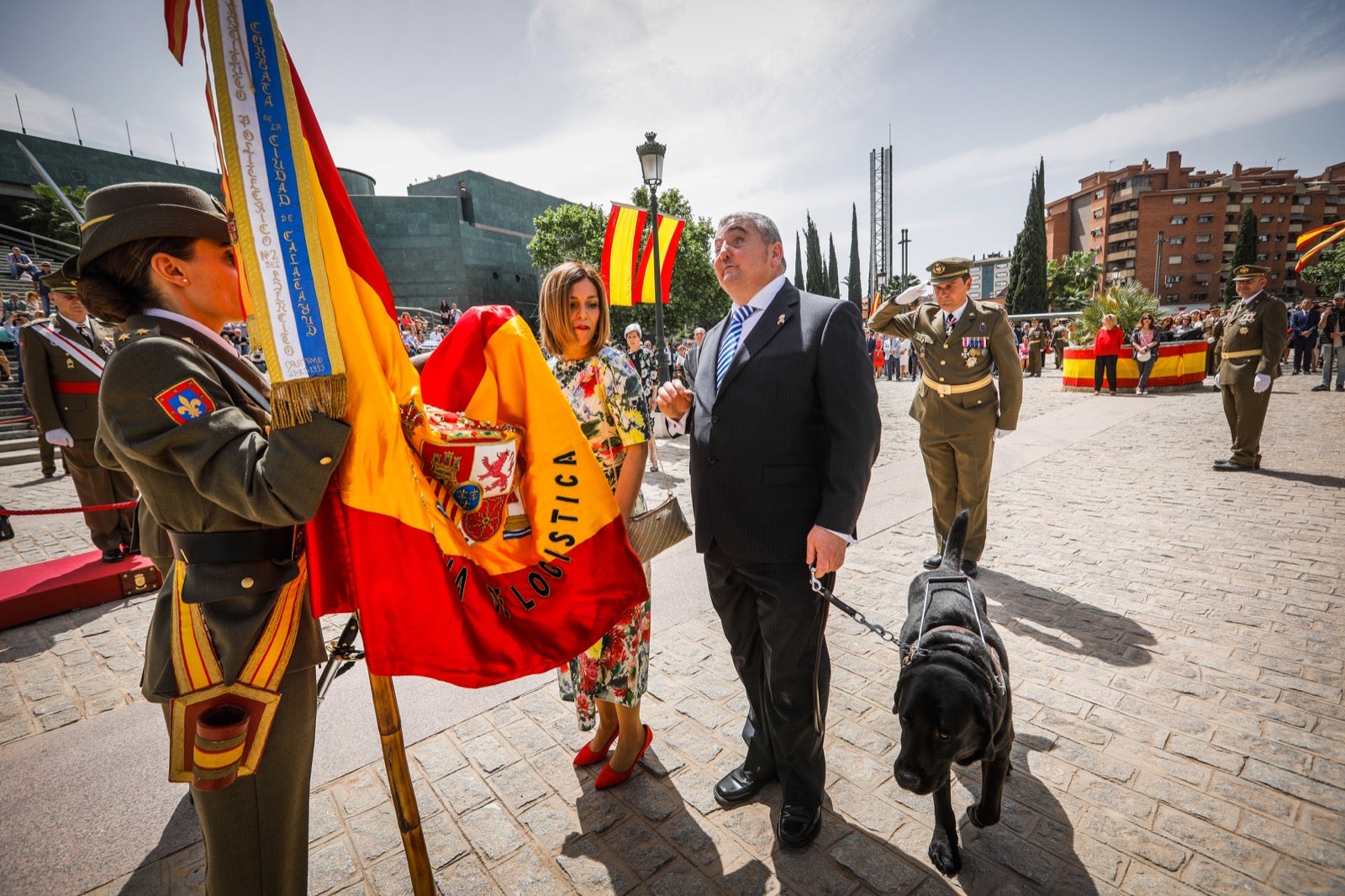 Más de 300 granadinos han llevado a cabo el juramento en la explanada del Palacio de Congresos.