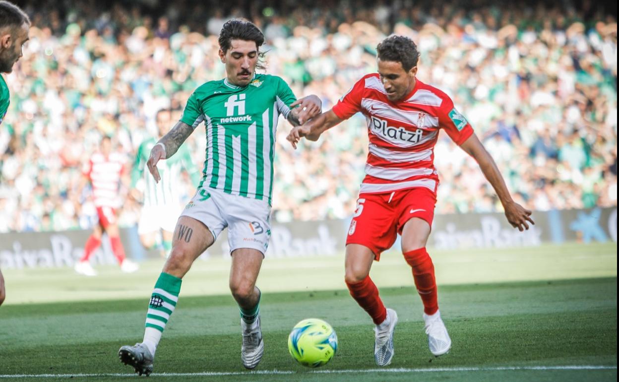 Milla se mide a Bellerín en el primer tiempo. 