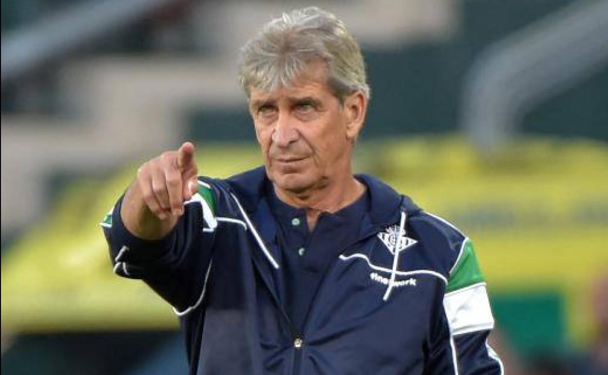 Manuel Pellegrini ordena a sus jugadores durante el partido. 