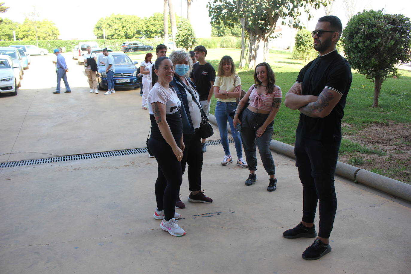 Imagen secundaria 1 - Un aficionado con su camiseta (arriba); varios seguidores, tras pasar el primer filtro, a las puertas de la sede (abajo izda.), la cola 