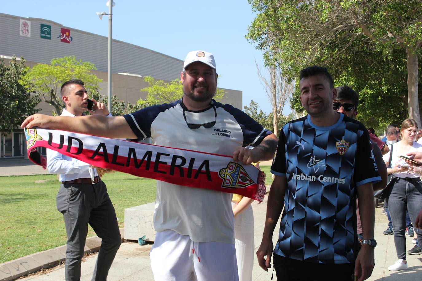 Cientos de aficionados esperaban desde primeras horas para adquirir sus entradas. 