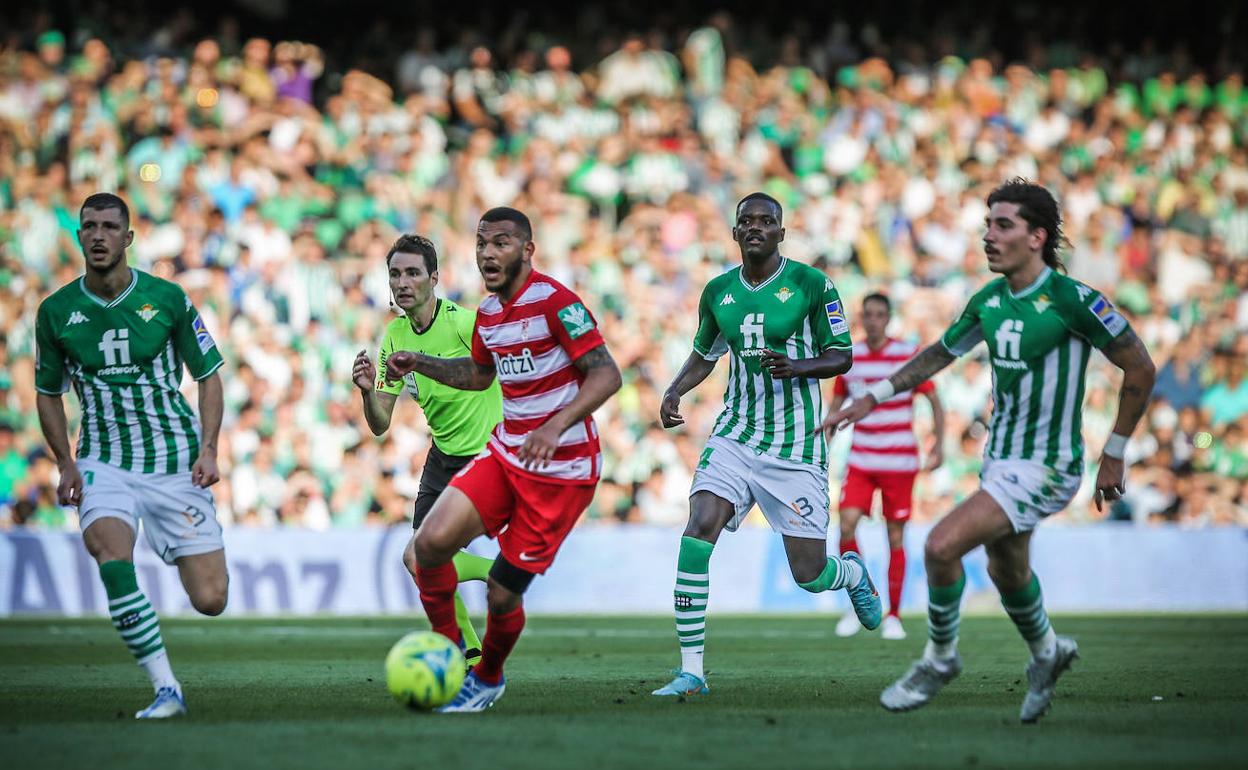 Luis Suárez, en una acción del partido en el Benito Villamarín. 