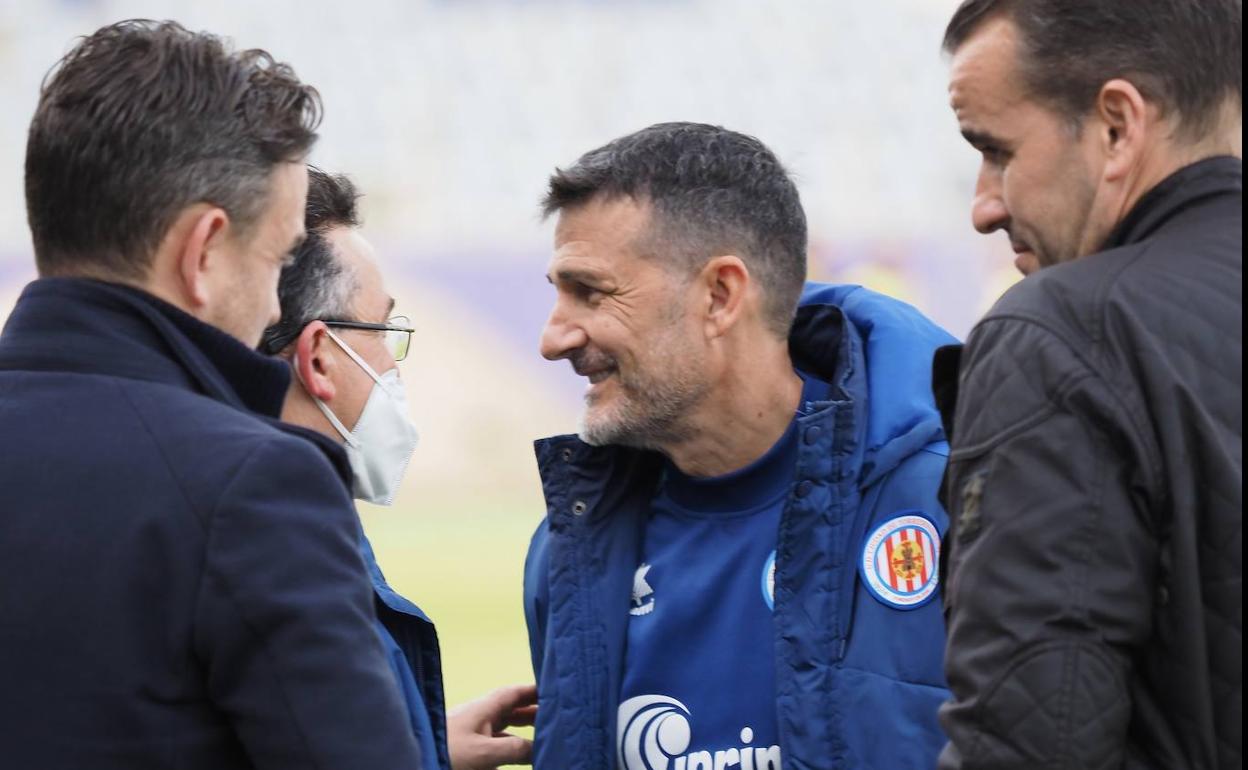 Chumilla, con responsables del Torredonjimeno en La Victoria. 