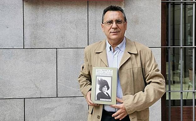 Alfredo Villegas con su libro, ante la casa donde murió la aristócrata en la plaza de San Agustín. 