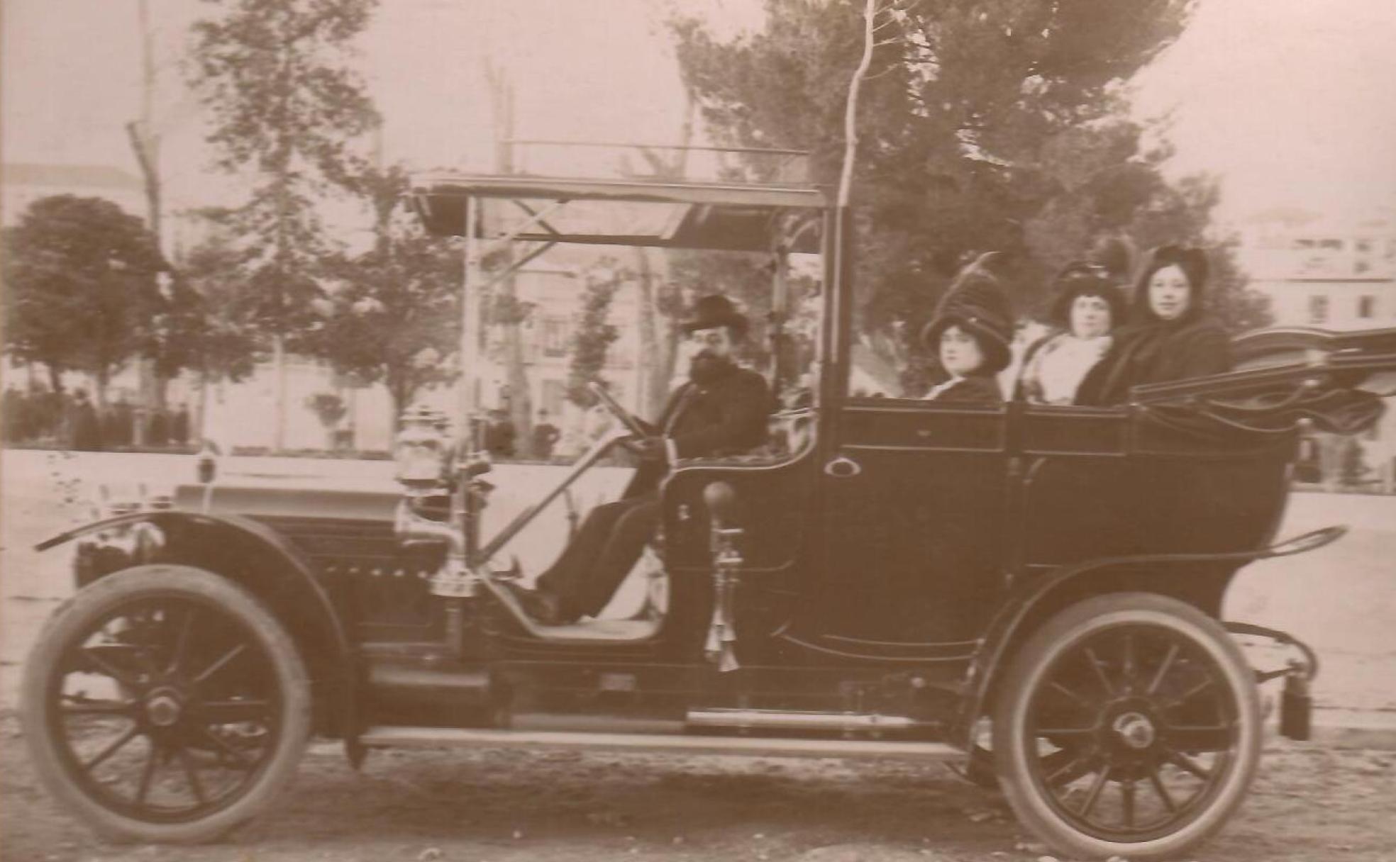 María de Zayas, detrás de su esposo Francisco, al volante, y delante de su madre Fernanda y las criadas, en los asientos posteriores. 