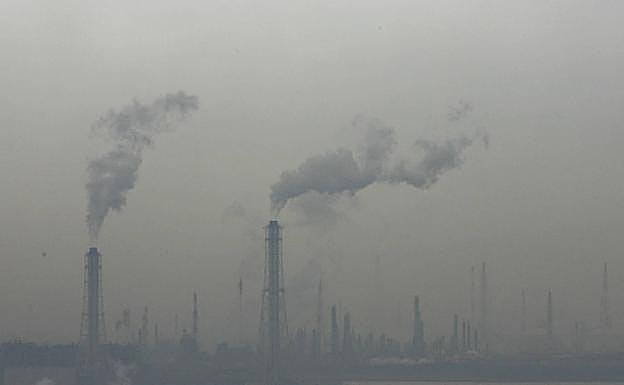 Chimeneas de fábricas de una zona industrial de Chiba, Tokio. 