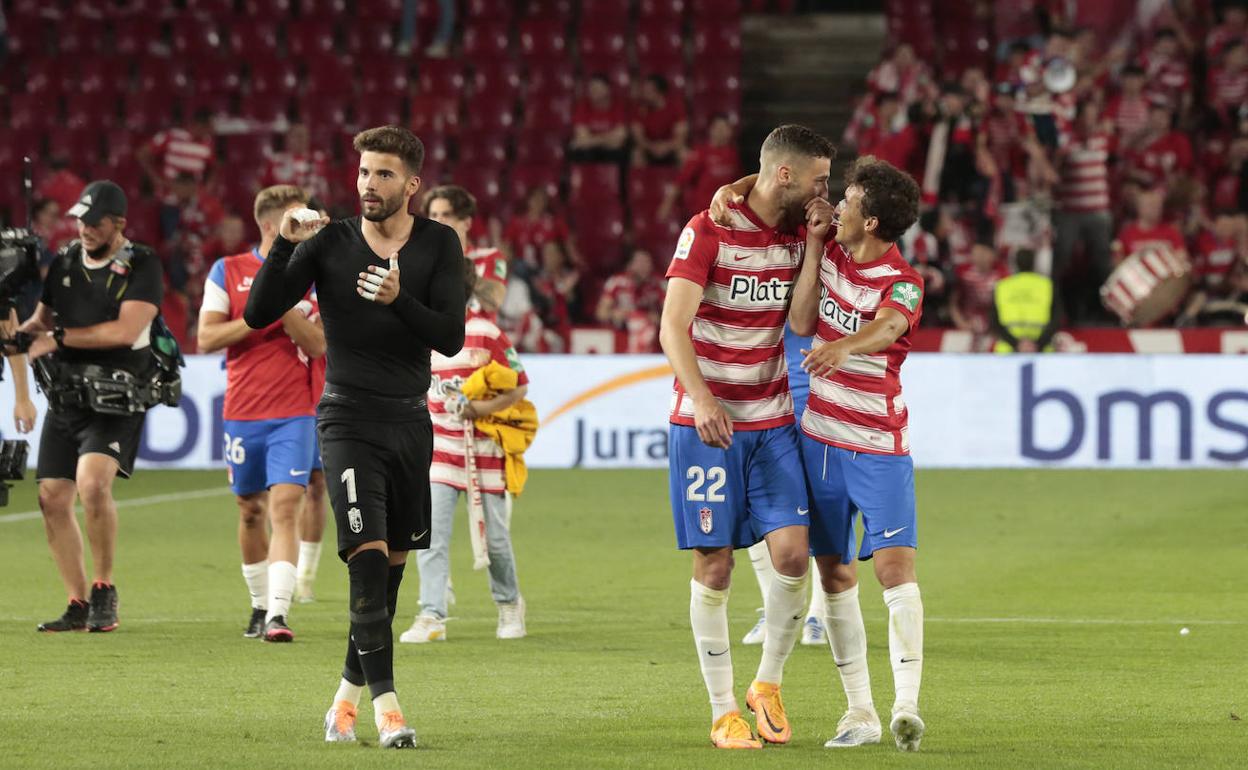 Domingos Duarte se abraza con Luis Milla. 