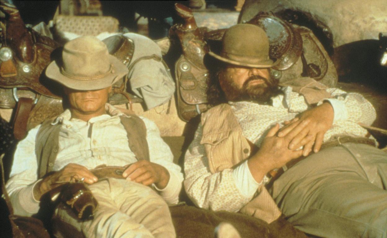 Terence Hill y Bud Spencer en un fotograma de un western. 