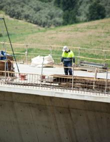 Imagen secundaria 2 - Obras en el viaducto de Riofrío y movimiento en la cooperativa San Isidro.