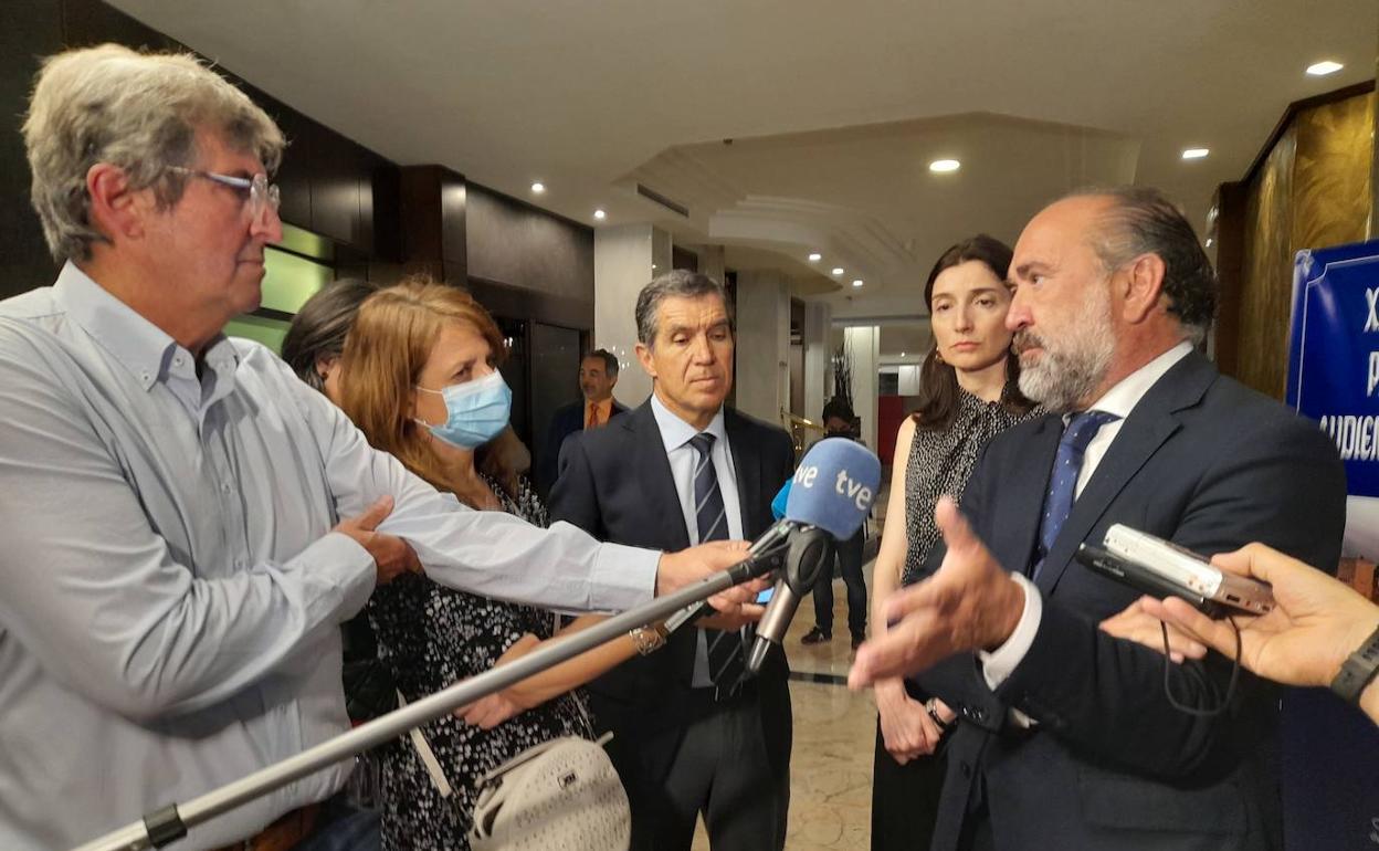 La ministra escucha al presidente de la Audiencia Provincial de Granada, tras atender a los medios. 