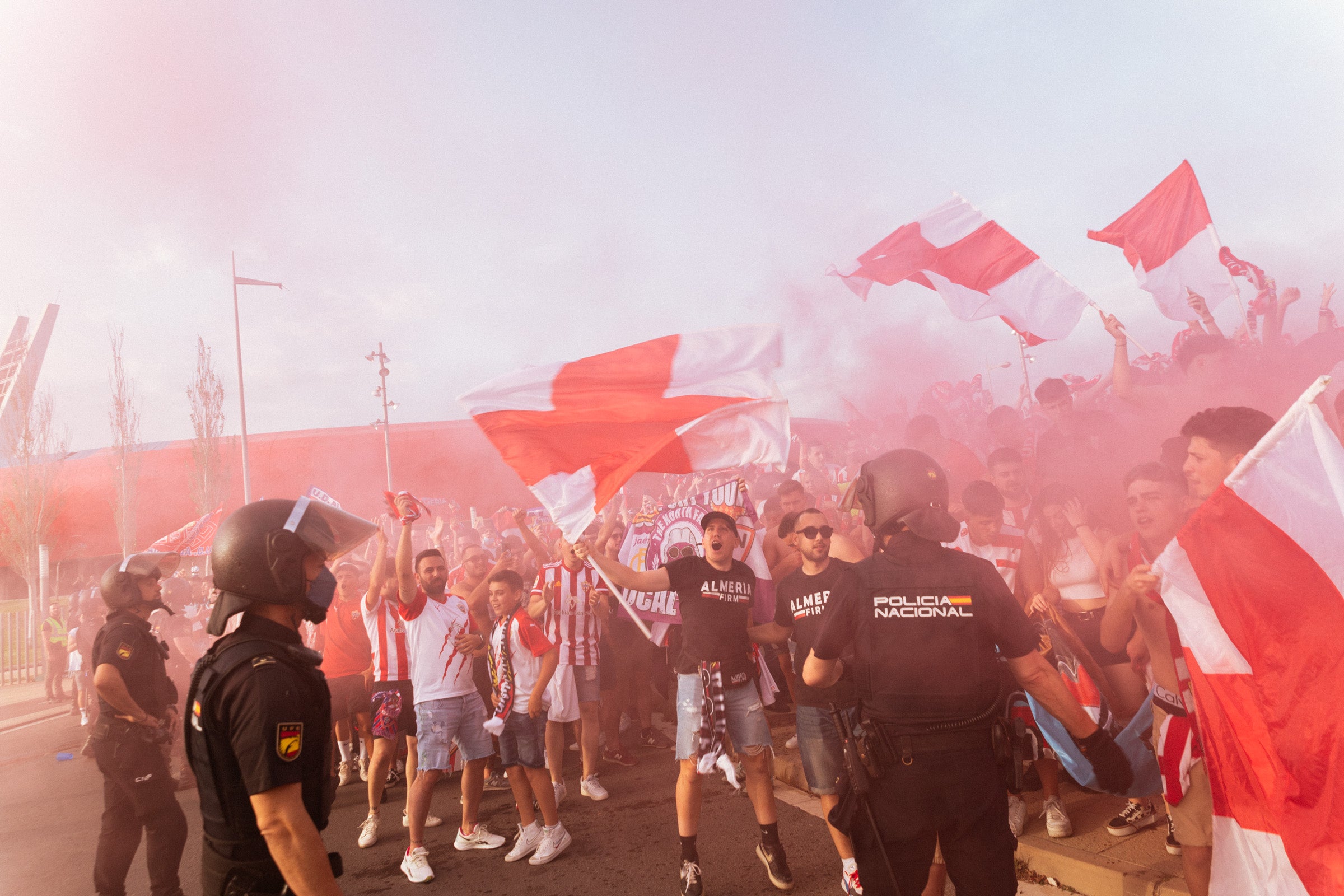 Fotos: Así ha recibido a la UD Almería la marea rojiblanca