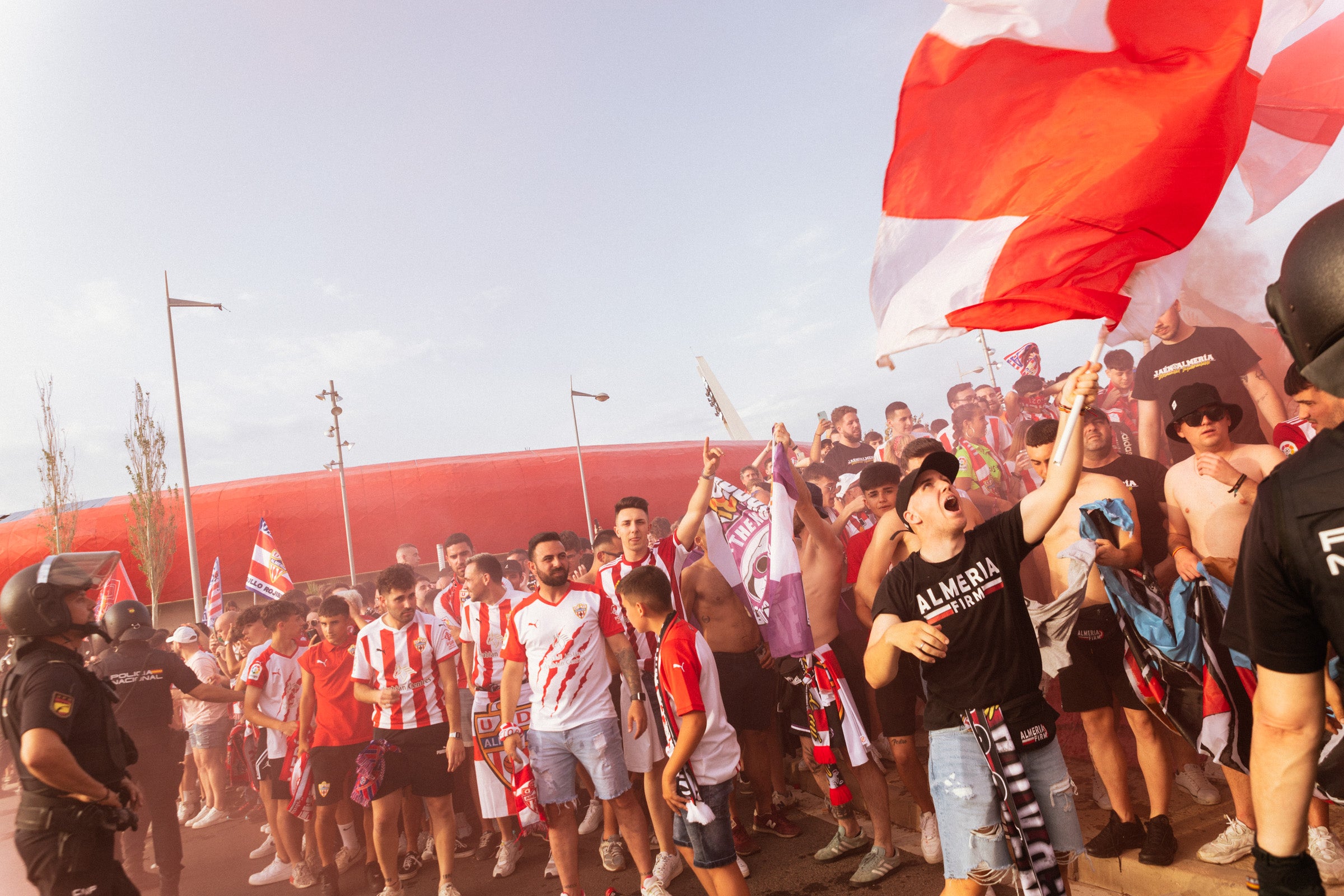 Fotos: Así ha recibido a la UD Almería la marea rojiblanca