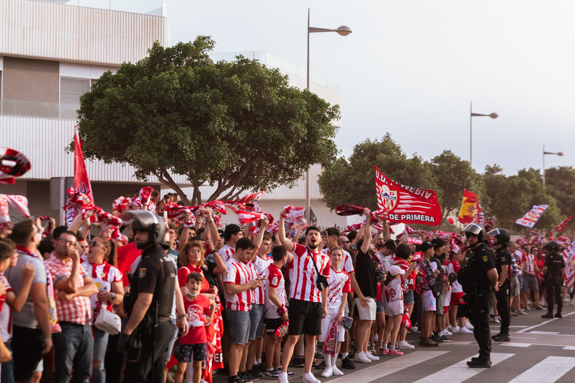 Fotos: Así ha recibido a la UD Almería la marea rojiblanca