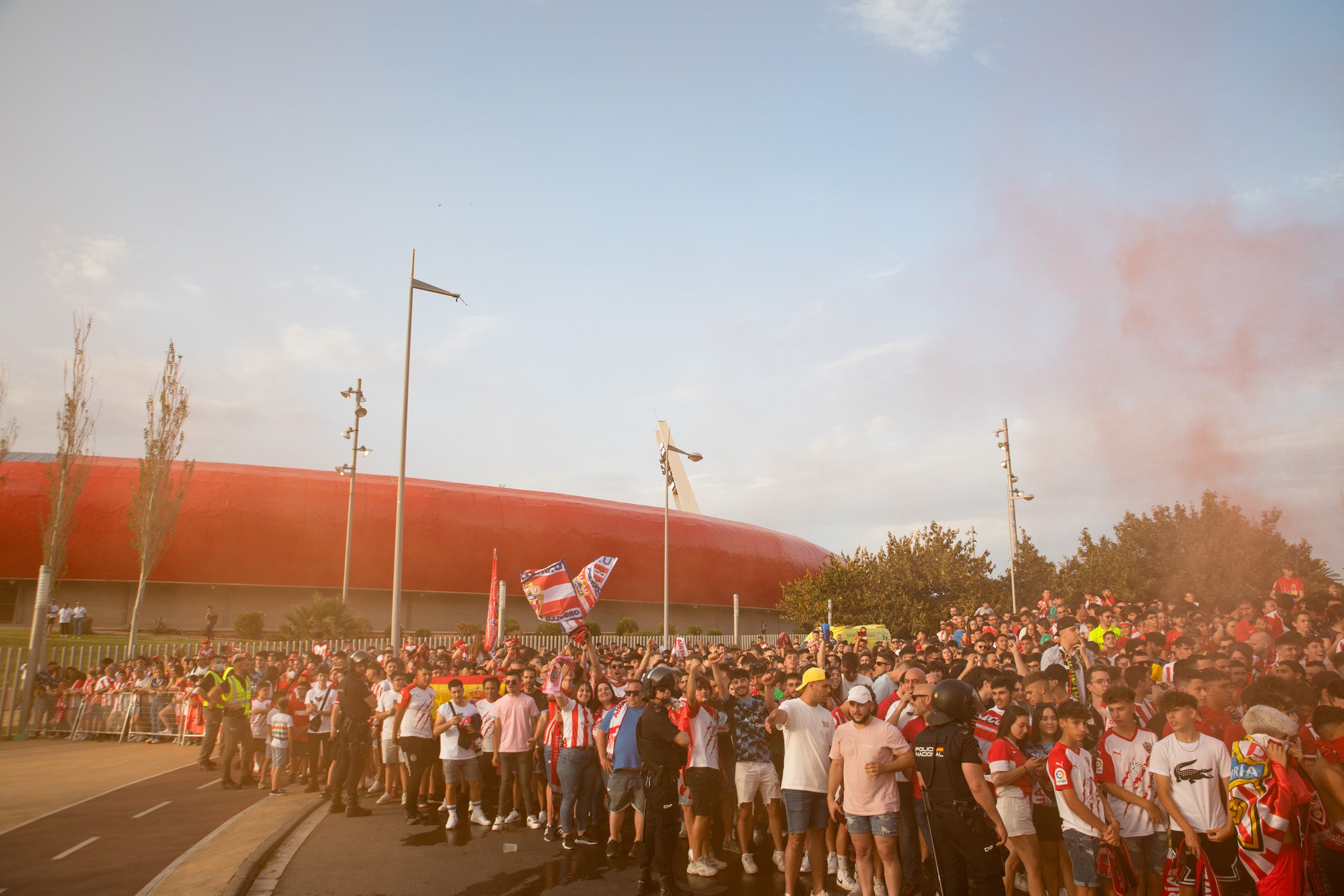 Fotos: Así ha recibido a la UD Almería la marea rojiblanca