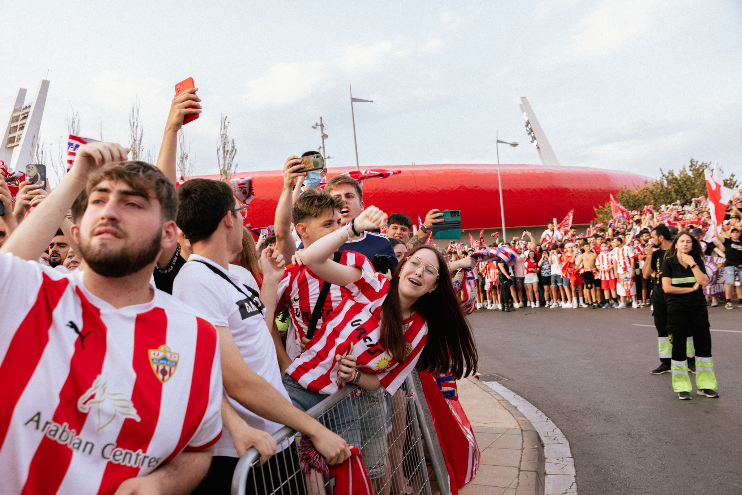 Fotos: Así ha recibido a la UD Almería la marea rojiblanca