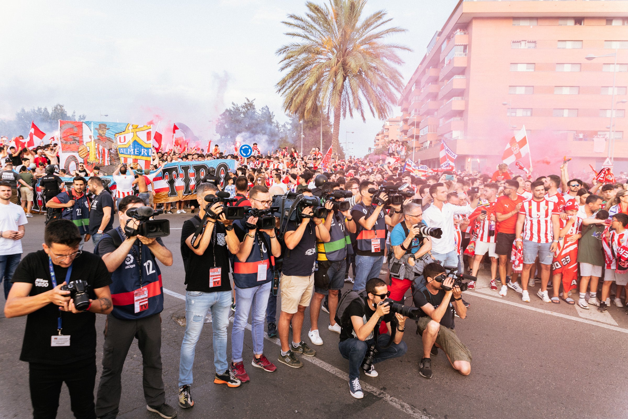 Fotos: Así ha recibido a la UD Almería la marea rojiblanca