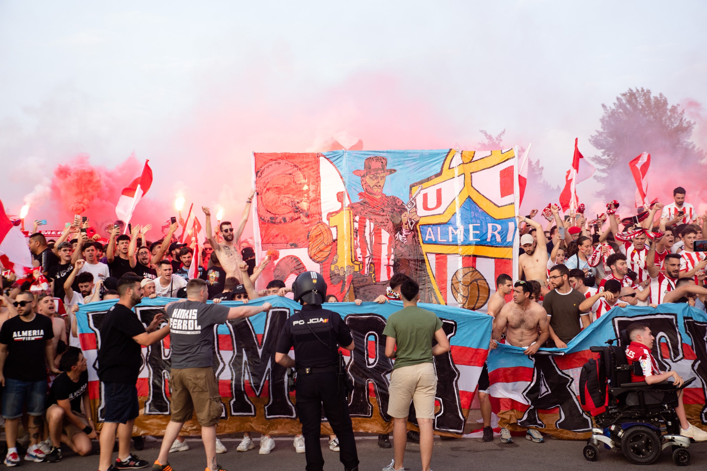 Fotos: Así ha recibido a la UD Almería la marea rojiblanca