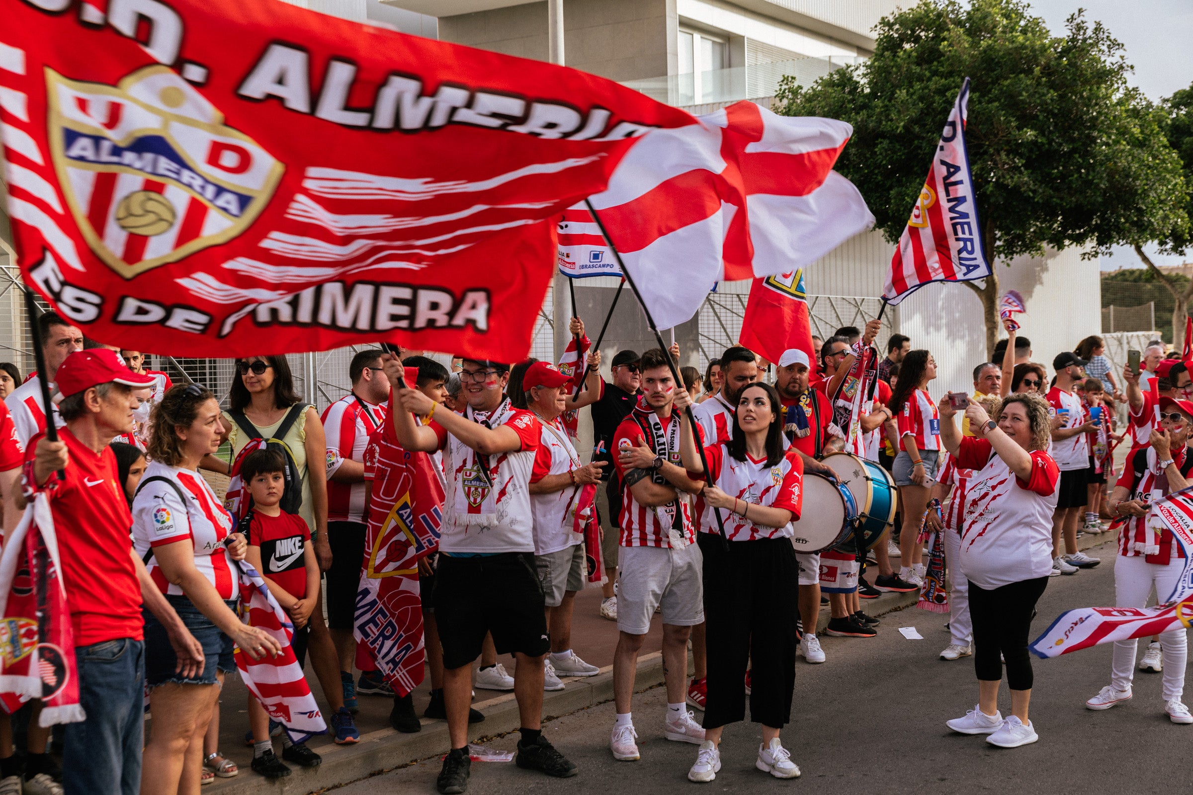 Fotos: Así ha recibido a la UD Almería la marea rojiblanca