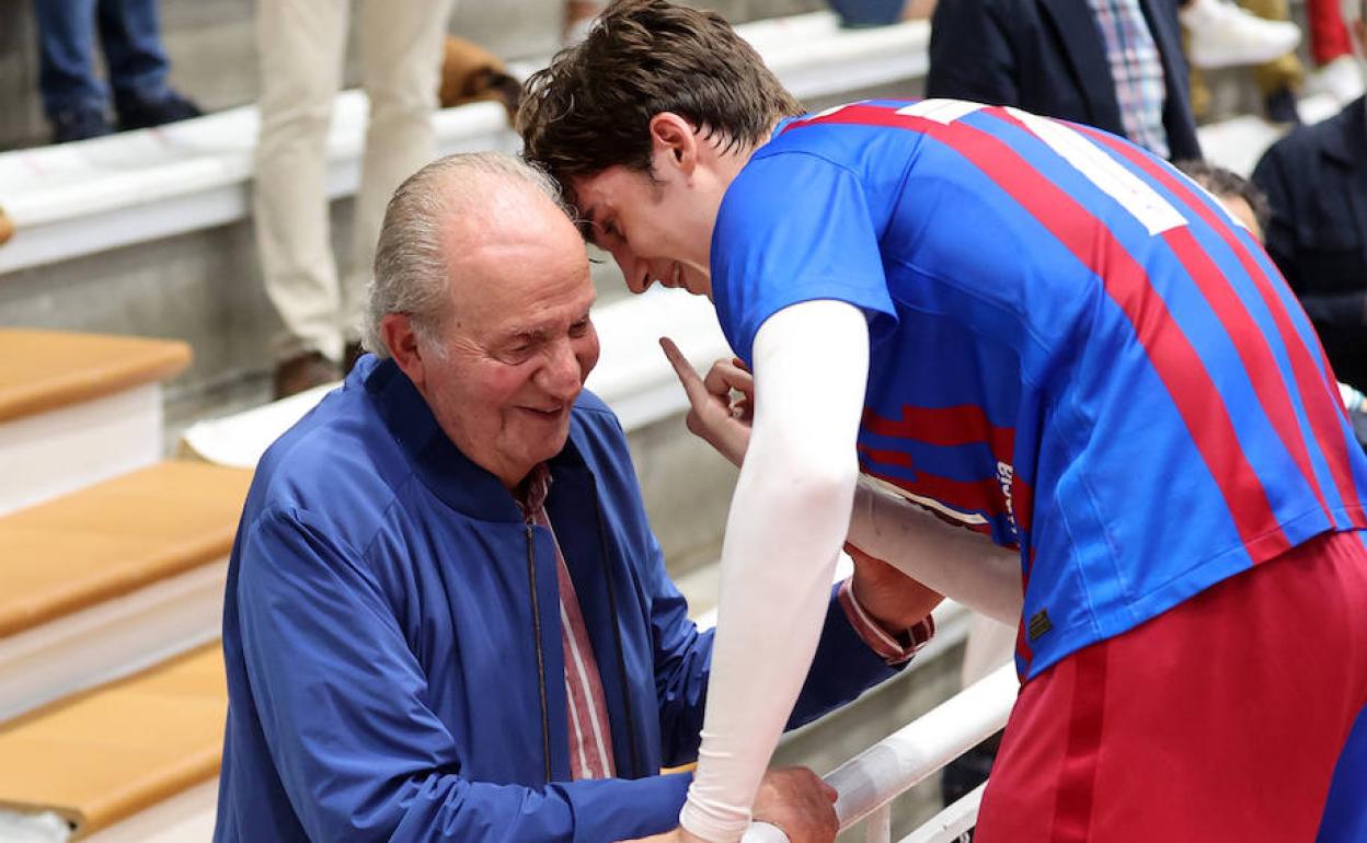 Juan Carlos I se trasladó por la tarde a Pontevedra a ver jugar a su nieto Pablo Urdangarín con el Barça B de balonmano. 