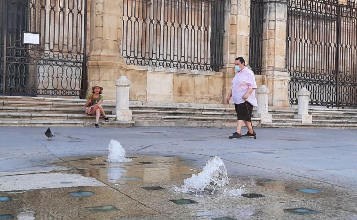La plaza de Santa María, en una imagen de archivo, donde los visitantes buscan guarecerse del calor. 