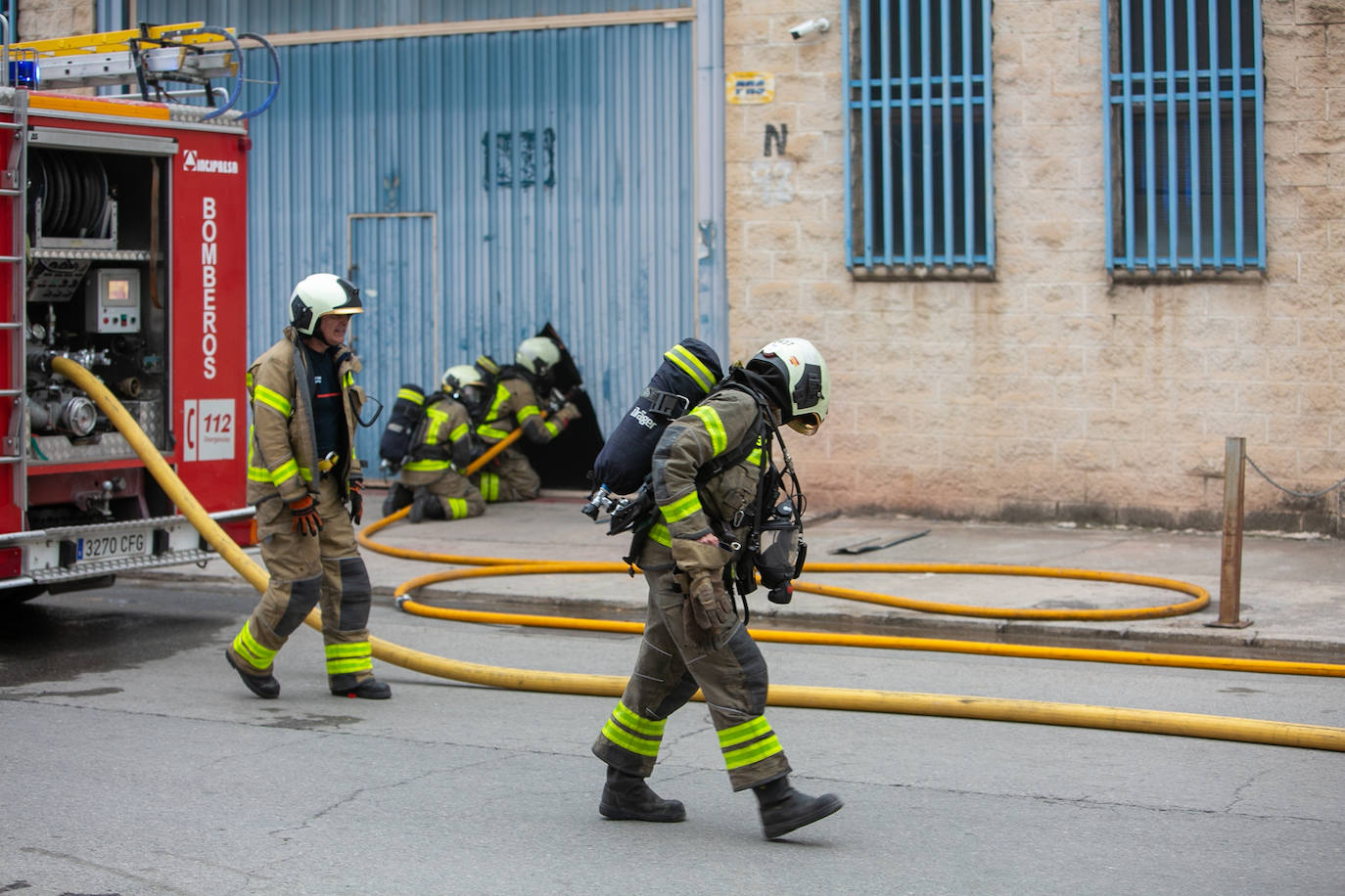 Actuación de los Bomberos de Granada en la nave incendiada en Ogíjares