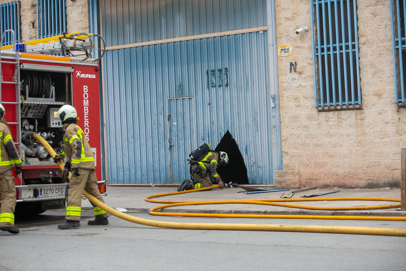 Actuación de los Bomberos de Granada en la nave incendiada en Ogíjares