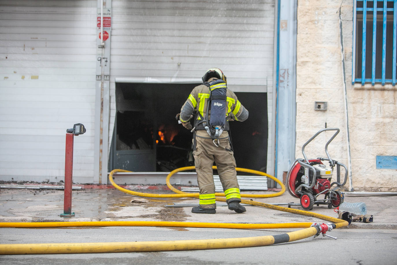 Actuación de los Bomberos de Granada en la nave incendiada en Ogíjares