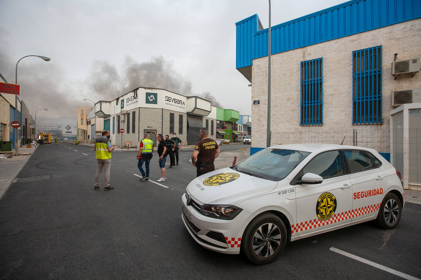 Actuación de los Bomberos de Granada en la nave incendiada en Ogíjares