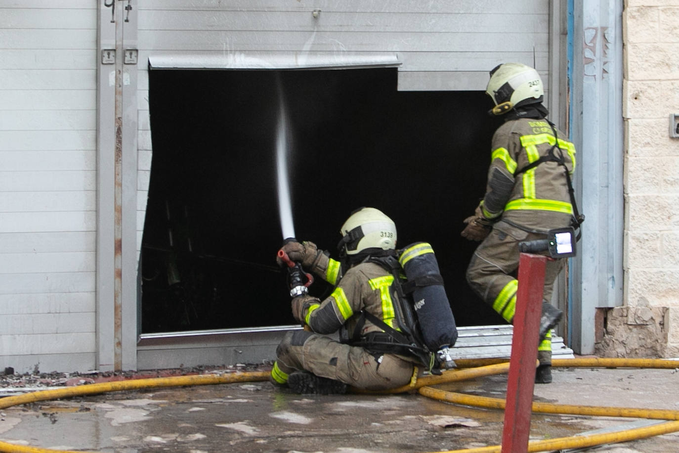Actuación de los Bomberos de Granada en la nave incendiada en Ogíjares