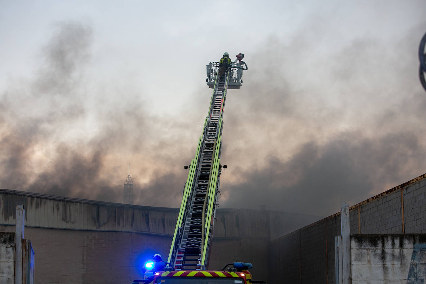Actuación de los Bomberos de Granada en la nave incendiada en Ogíjares