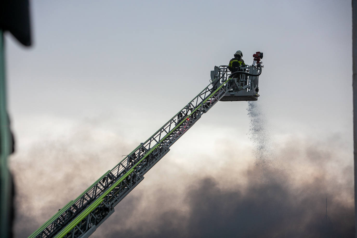 Actuación de los Bomberos de Granada en la nave incendiada en Ogíjares