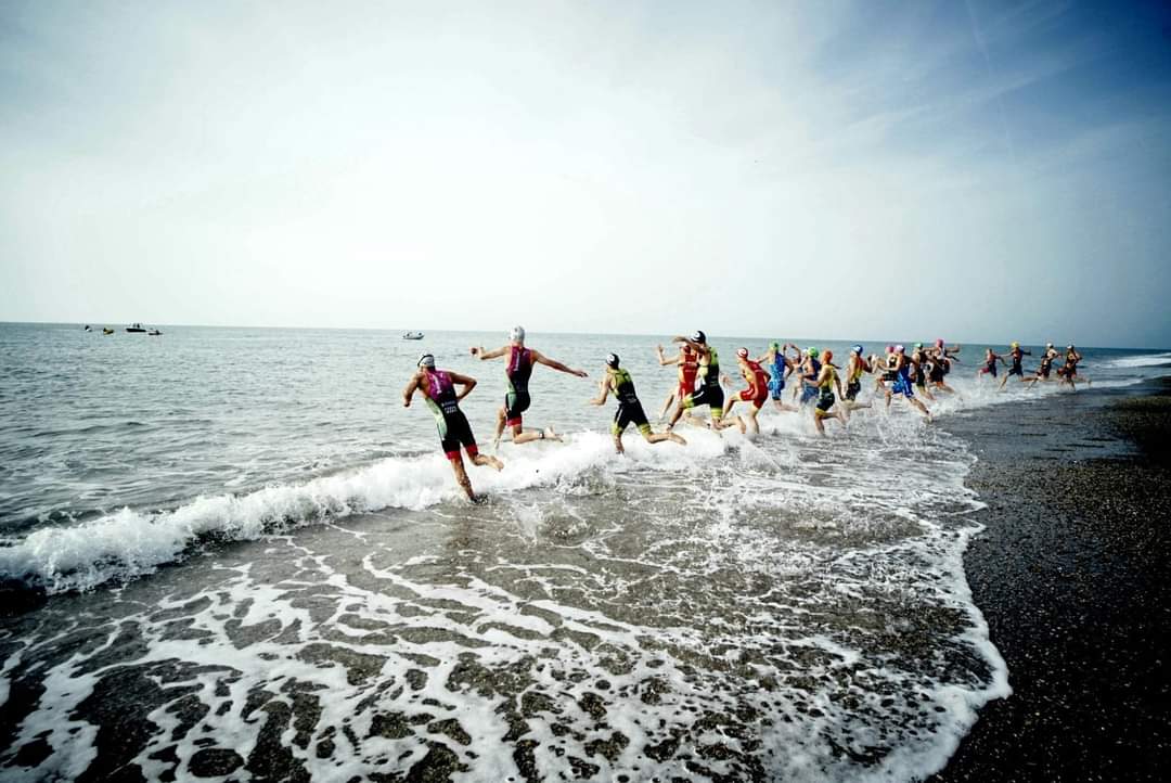 La playa de Roquetas recibía a los primeros triatletas en la modalidad de natación