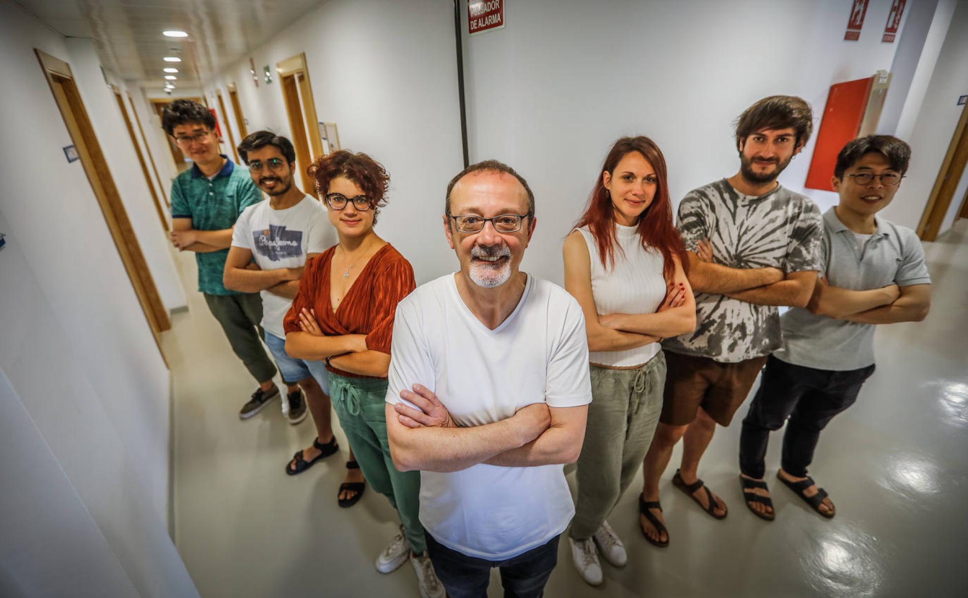 José Luis Gómez (centro), con Guang–Yao Zhao, Rohan Dahale, Thalia Traianou, Teresa Toscano, Antonio Fuentes e Ilje Cho, en 'la nave' del Instituto de Astrofísica de Andalucía 