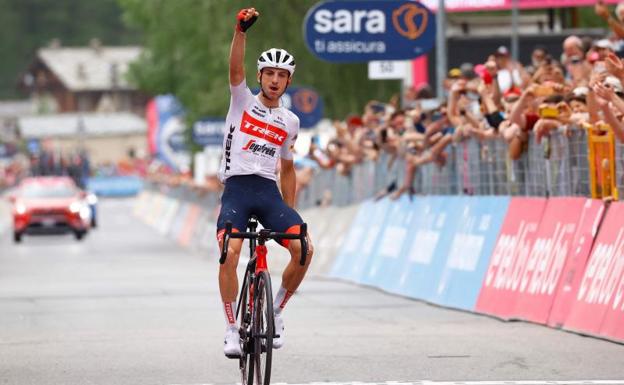 Giulio Ciccone celebra su victoria de etapa en el Giro.