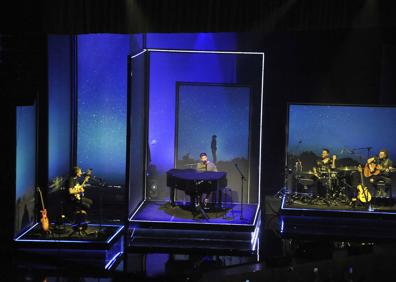 Imagen secundaria 1 - Pablo Alborán: solo y en compañía de 2.000 granadinos