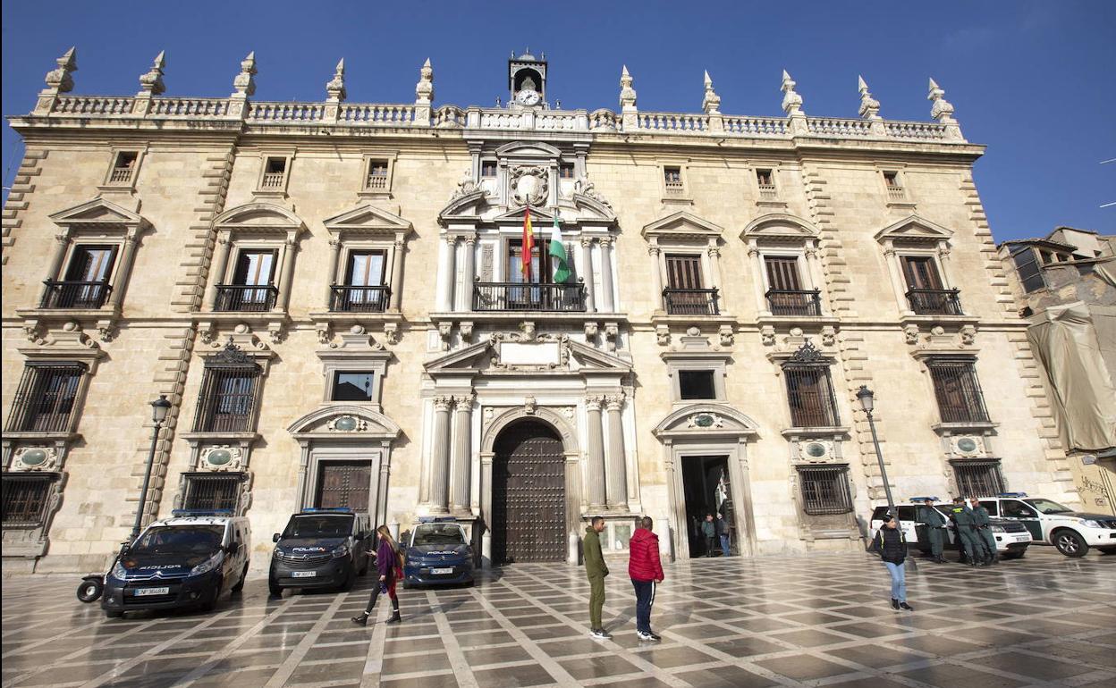 Fachada del edificio que acoge la sede del TSJA y las secciones penales de la Audiencia de Granada. 
