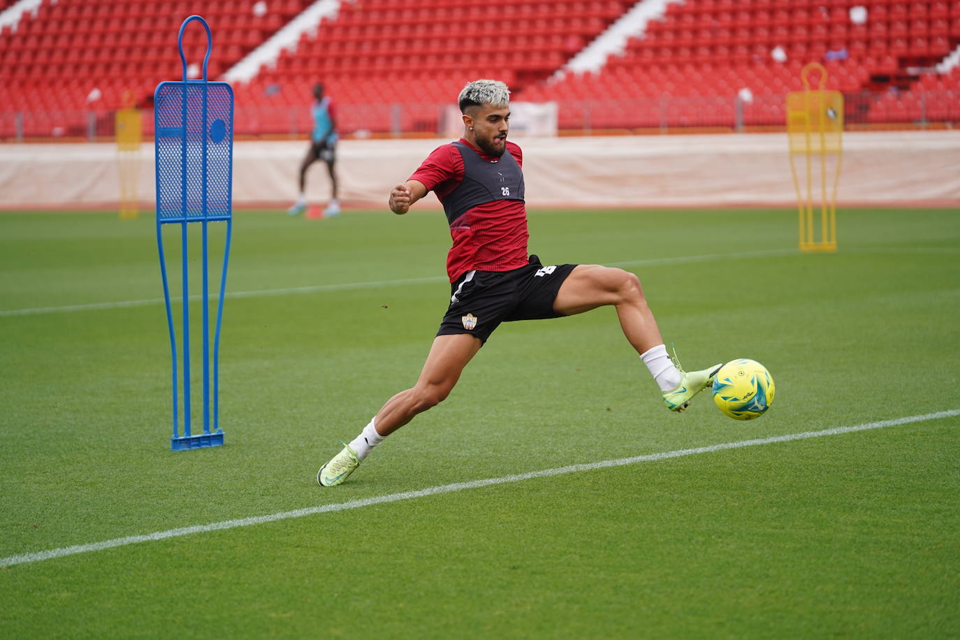 Arnau Puigmal controla el balón con decisión. 