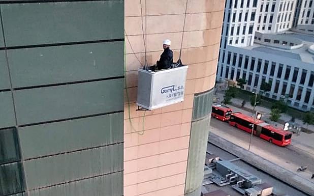 Imagen principal - Arriba trabajos de la empresa Clece en el hospital clínico de Granada. Abajo a la izquierda en el edificio de Diputación provincial y a la derecha, trabajadores de Fissa volviendo a dejar blanco el edificio de Ibermutamur. 