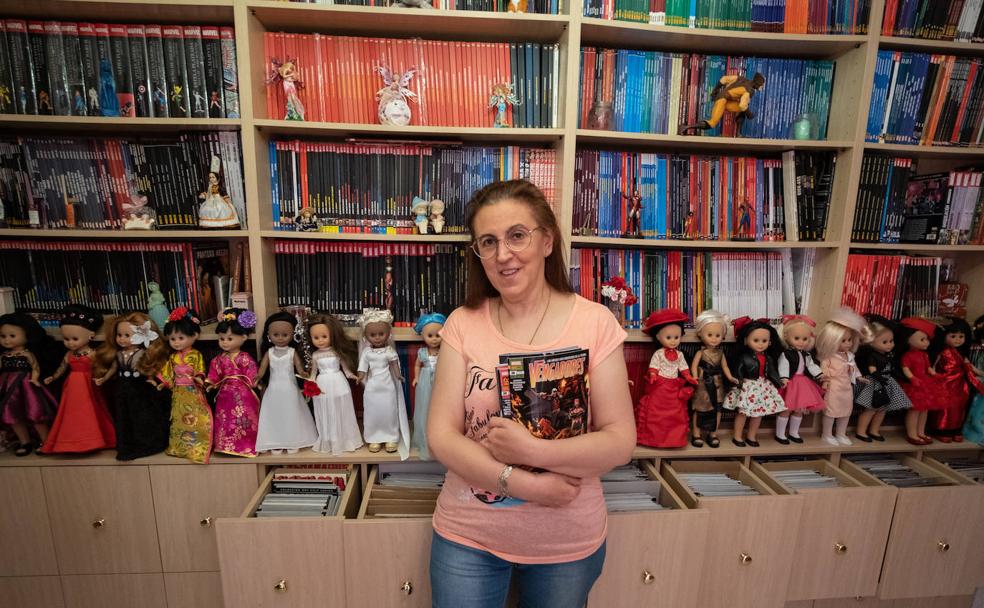 La maestra granadina posa junto a parte de su colección de tebeos y de muñecas Nancy. 