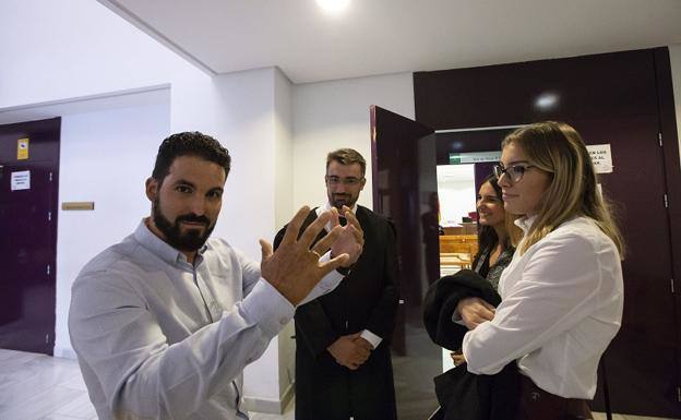 Miguel Lorenzo, junto a su abogado Ignacio Esteva, en los juzgados de Motril antes de una de las sesiones del juicio, en 2018. 