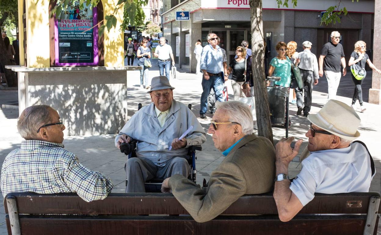 Jubilados en un banco en la Fuente de las Batallas.