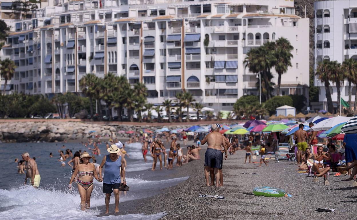 Vista de Almuñécar, el municipio con la renta media por hogar más baja de la provincia, en una imagen de archivo. 
