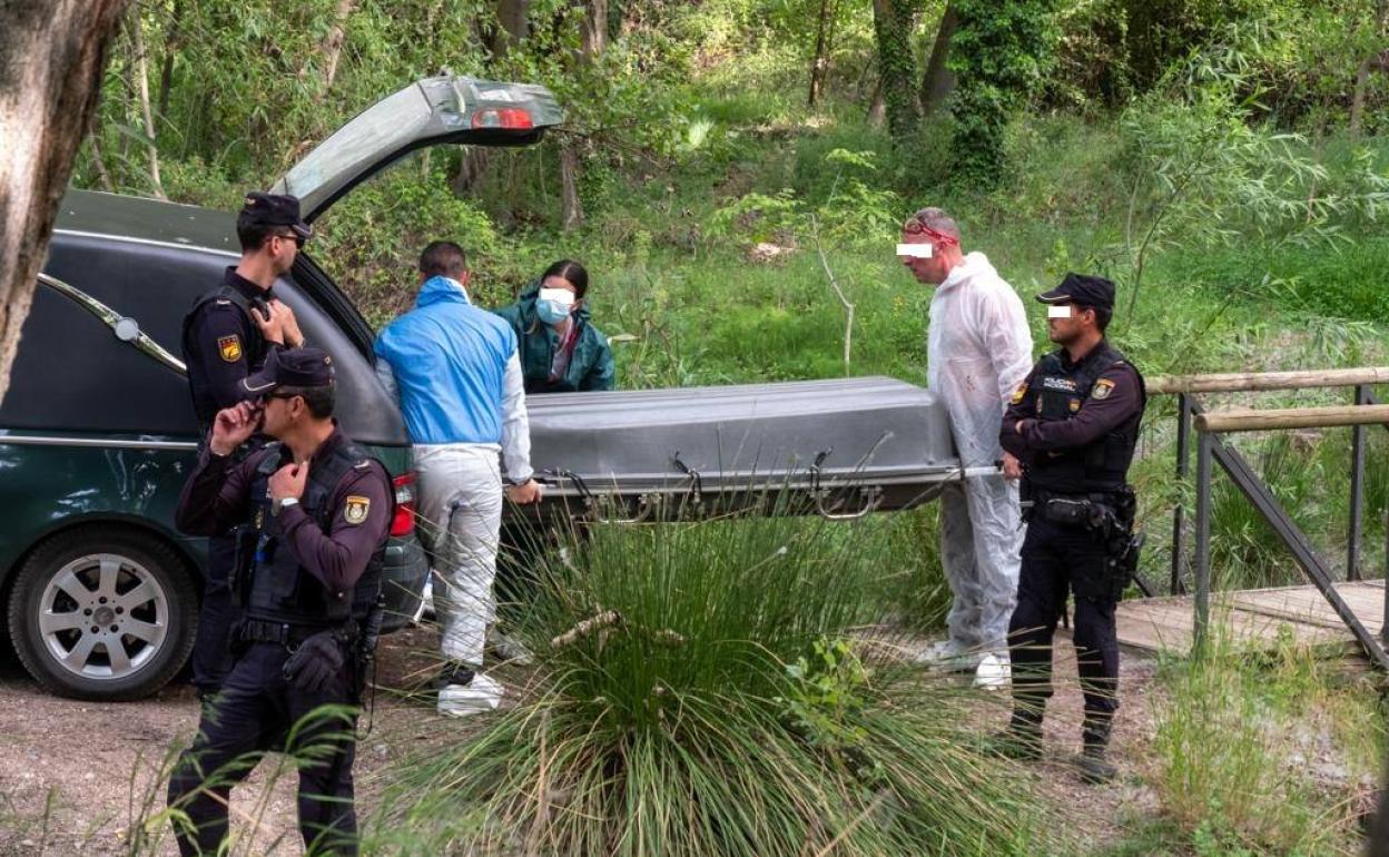 Momento del traslado del féretro con el cadáver de Manuel Alabarce desde la Fuente de la Bicha, donde estaba escondido el cuerpo sin vida, hasta el Instituto de Medicina Legal. 