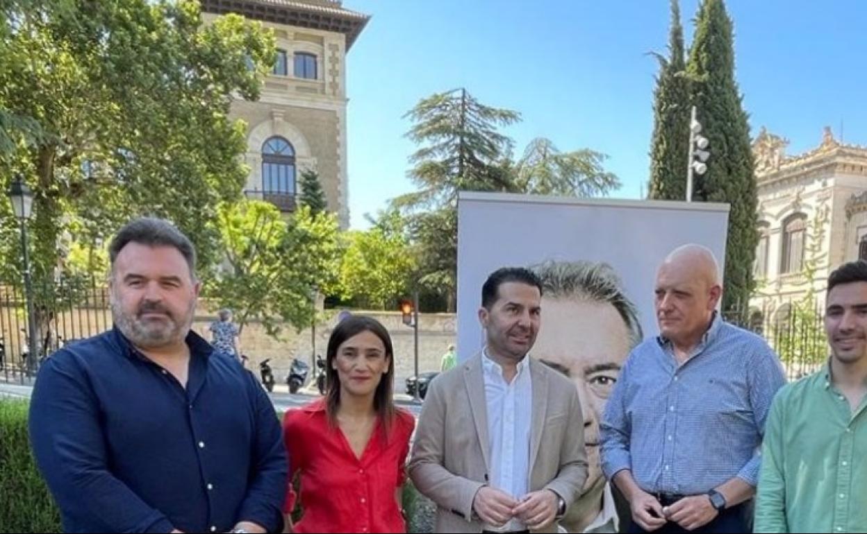 El cabeza de lista del PSOE de Granada al Parlamento andaluz, Noel López, junto a otros integrantes de la candidatura como Olga Manzano, Gerardo Sánchez, Jorge Ibáñez y Javier Jiménez. 