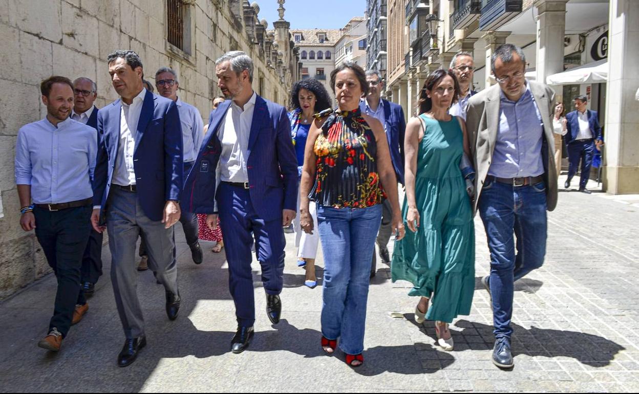 Juanma Moreno, con los cinco primeros candidatos del PP por Jaén en primera fila. 