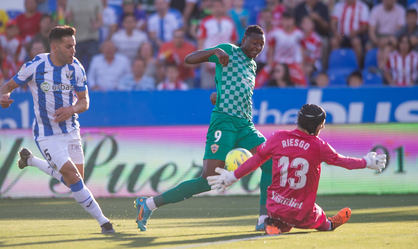 El partido del Almería en Butarque, a pie de campo