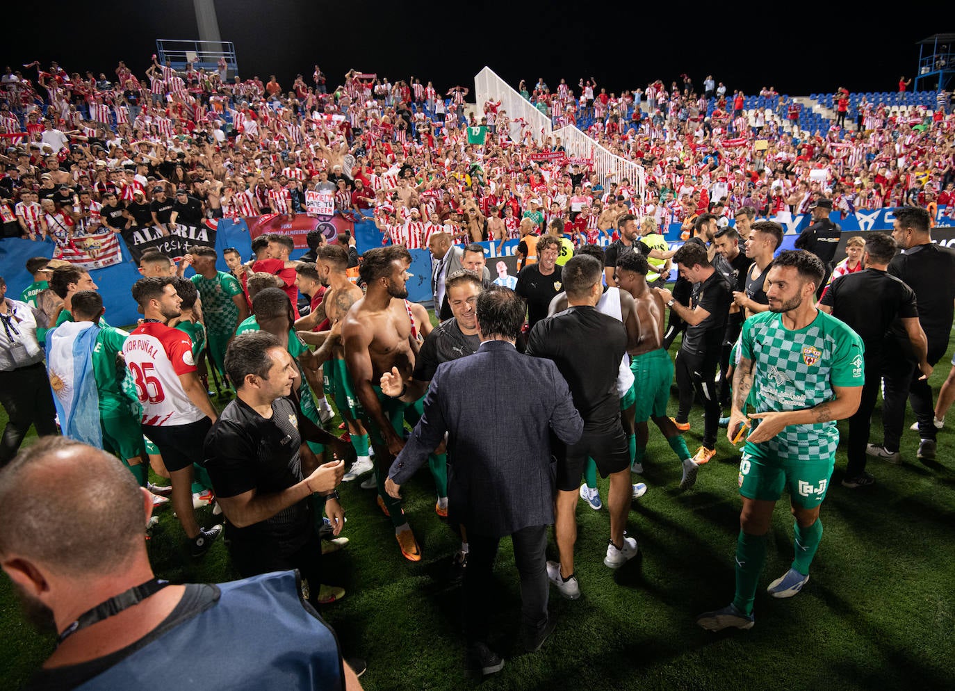 El partido del Almería en Butarque, a pie de campo