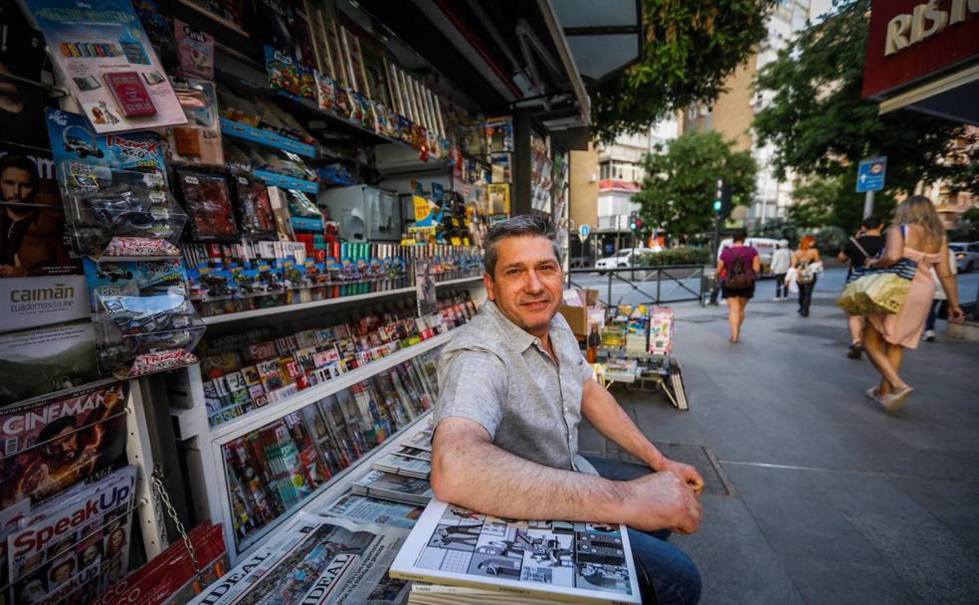Pablo Dorador observa Granada desde el cruce de Recogidas.